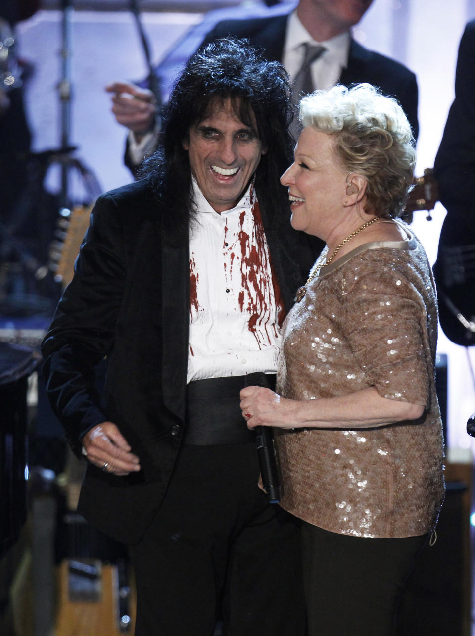 Singer Alice Cooper (L) smiles with Bette Midler after being inducted during the 2011 Rock and Roll Hall of Fame induction ceremony at the Waldorf Astoria Hotel in New York March 15, 2011.  REUTERS/Lucas Jackson (UNITED STATES - Tags: ENTERTAINMENT)