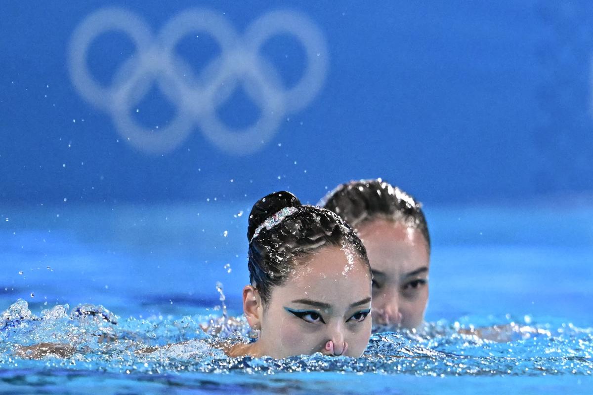 Wondering how synchronized swimmers remove their hair gel? Daniella Ramirez from the US team showed us how