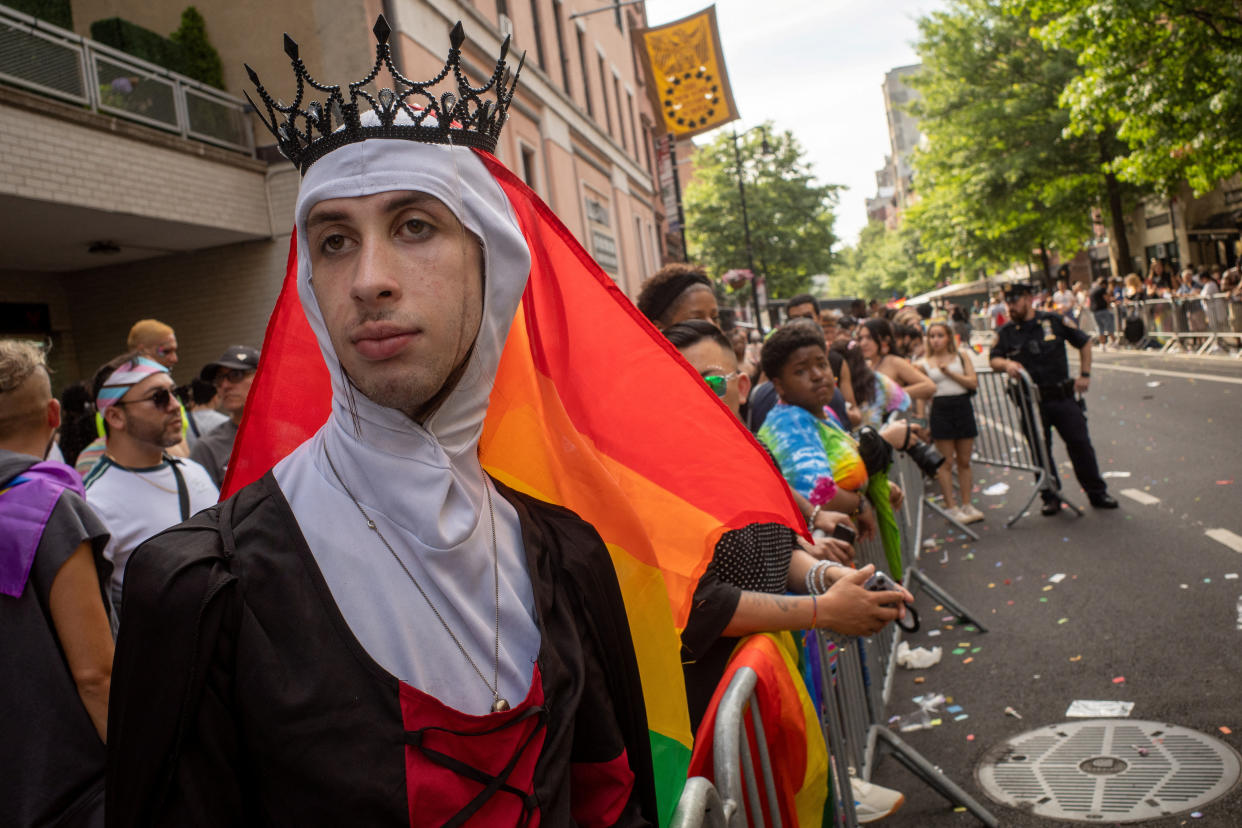 Eine Person am Rande der New Yorker Pride Parade im Juni (Bild: REUTERS/David Dee Delgado)