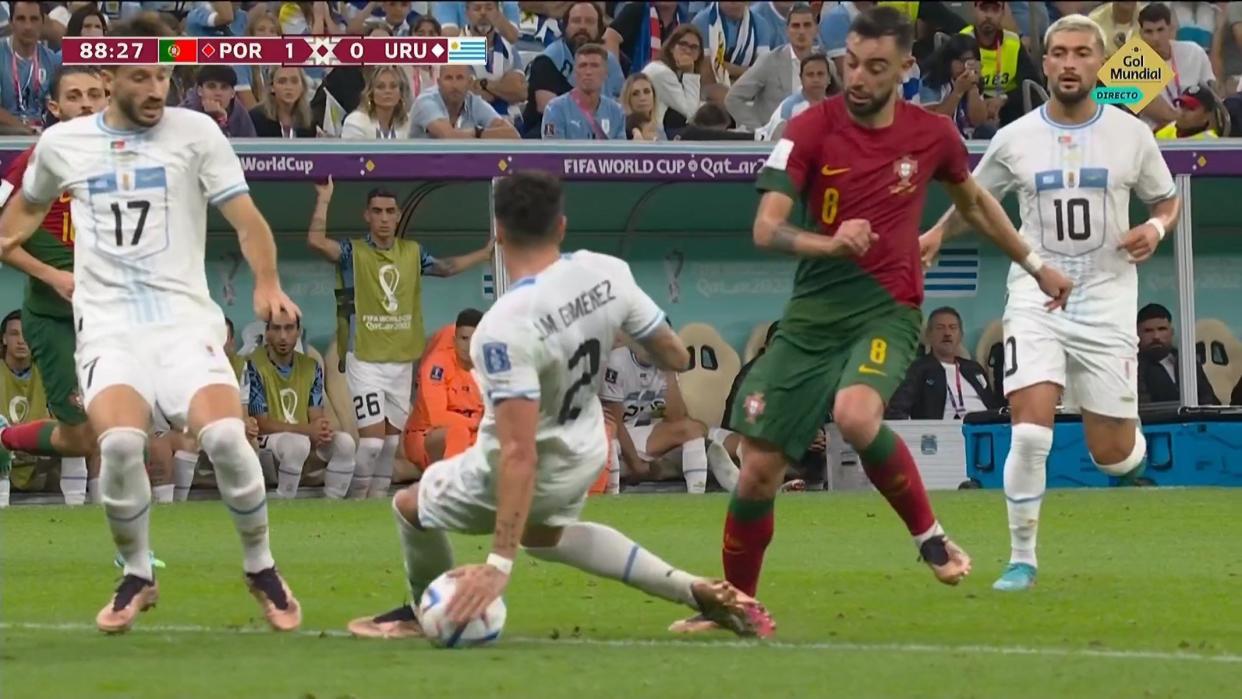 La acción de José María Giménez señalizada como penalti en el Portugal-Uruguay. (Foto: Gol Mundial).