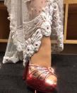 <p>Dolly Parton estaba emocionadísima con los zapatos con los que acudió a la gala. Tanto, que no dudó de presumir de ellos en Instagram. (Foto: Instagram / <a rel="nofollow noopener" href="http://www.instagram.com/dollyparton/" target="_blank" data-ylk="slk:@dollyparton;elm:context_link;itc:0;sec:content-canvas" class="link ">@dollyparton</a>). </p>