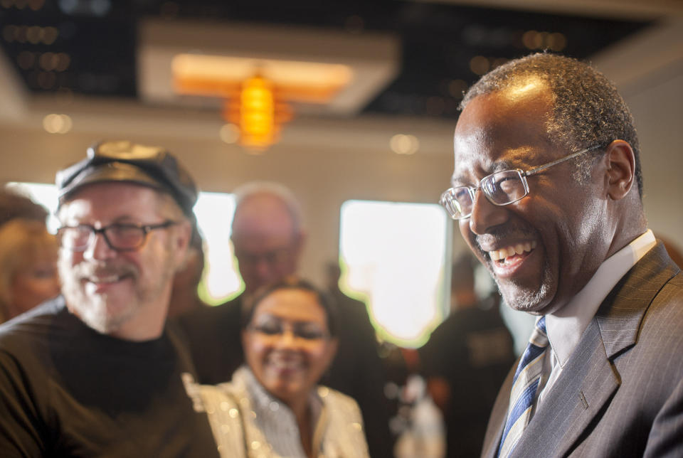 Dr. Ben Carson (C) chats with guests after a live streaming Web-A-Thon with Wake Up America September 5, 2014 at the Westin Kierland Resort in Scottsdale, Arizona. Carson is a retired neurosurgeon who would run in the 2016 Presidential campaign as a conservative for the Tea Party.&nbsp;