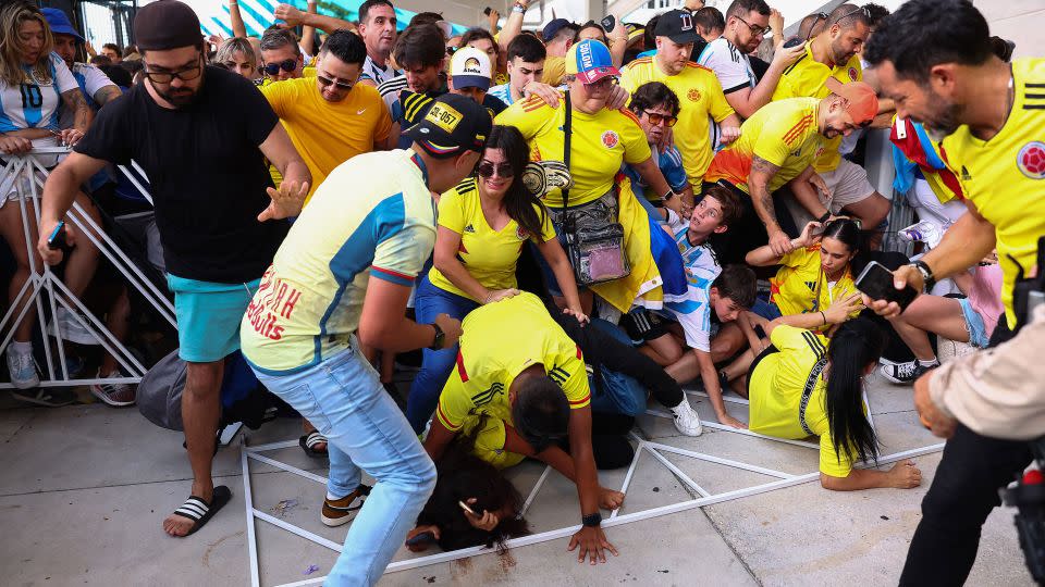 Chaotic scenes as Colombia and Argentina fans try to pass the gates to watch the Copa América final on July 14, 2024 in Miami Gardens, Florida. - Maddie Meyer/Getty Images