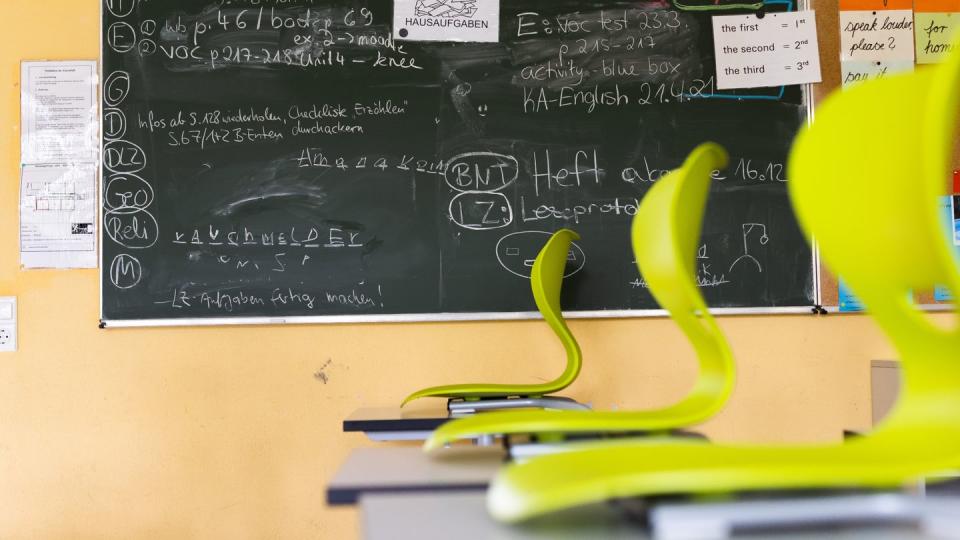 Stühle auf Tischen in einem leeren Klassenzimmer einer Realschule.