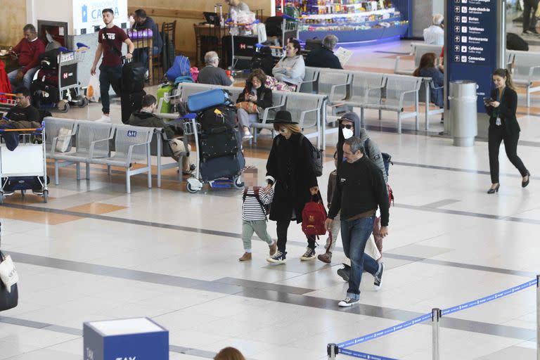 Benedict Cumberbatch y Sophie Hunter, junto a sus hijos, viajaron ayer en un viaje de regreso a Londres desde Ezeiza