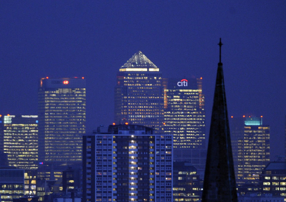 The financial district of Canary Wharf is seen from central London January 22, 2009. Britain has entered recession for the first time since 1991, official data is expected to confirm on Friday, with national output forecast to have fallen by 1.2 percent in the final three months of 2008. Britain will be the first major economy to publish gross domestic product data for the period, and is set to kick off a gloomy season of releases as the global economic downturn exacts a heavy price worldwide.   REUTERS/Toby Melville (BRITAIN)