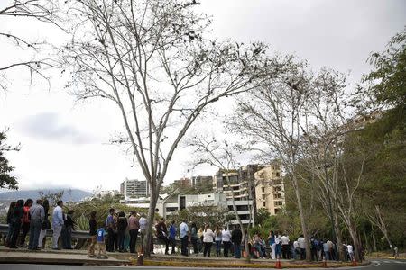 People form a line outside the U.S. embassy in Caracas March 4, 2015. REUTERS/Carlos Garcia Rawlins