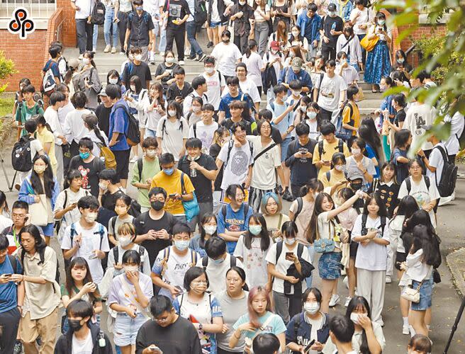 今年大學分發入學明（15）日放榜，共3萬7797人完成登記，而大學要招生4萬2479個名額，預估錄取率和去年98.94％差不多。圖為大考結束，考生開心步出考場。（本報資料照片）