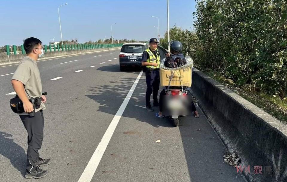 立刻趕到現場的警察引導老翁離開快速道路，將他帶到平面道路上，老翁對警方的熱心幫助感到非常感激，因此免於陷入危機。