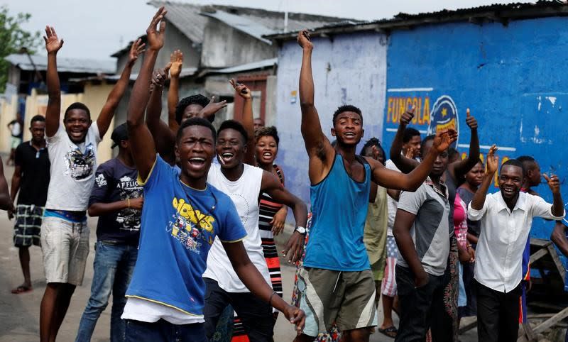 Les gens chantent des slogans dans les rues de Kinshasa. La police a tiré des grenades lacrymogènes pour disperser des centaines de jeunes rassemblés mardi dans les rues de Kinshasa pour réclamer la démission du président Joseph Kabila, dont le second et dernier mandat à la tête de la République démocratique du Congo (RDC) a expiré lundi à minuit. /Photo prise le 20 décembre 2016/REUTERS/Thomas Mukoya