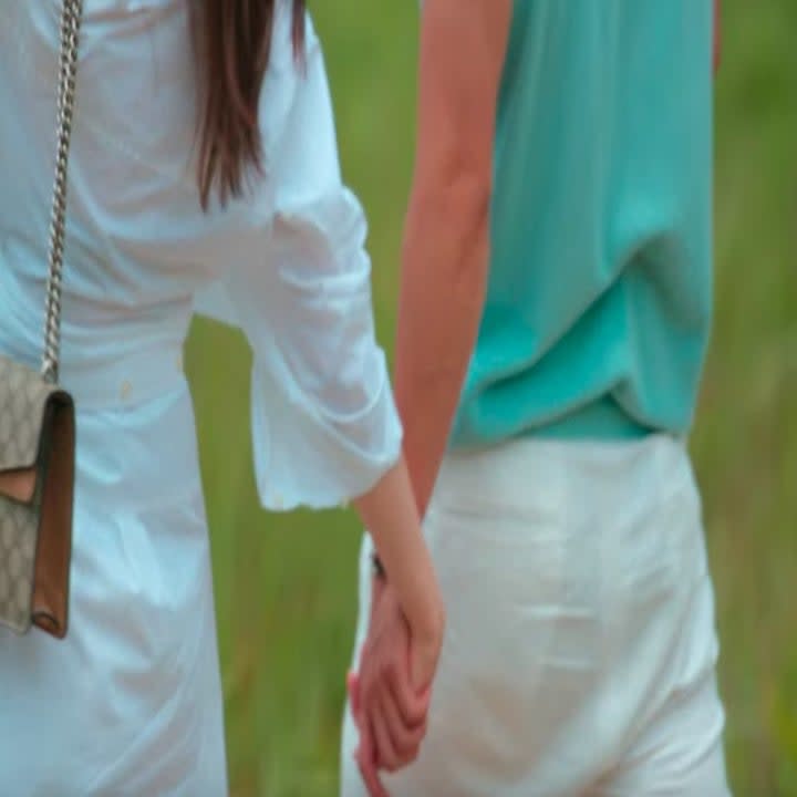 Se-hoon and Ji-yeon hold hands