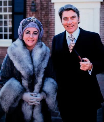 <p>Danita Delimont / Alamy</p> Elizabeth Taylor y John Warner el día después de su boda en 1976.