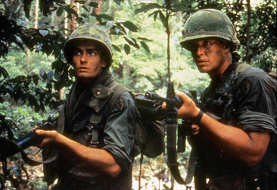 Platoon (1986): Y si la locura en la que cayeron los soldados durante y post Vietnam fue reflejada de manera brillante en las películas antes mencionadas, Oliver Stone mostró como nadie antes la crudeza de las batallas frente a los asiáticos.