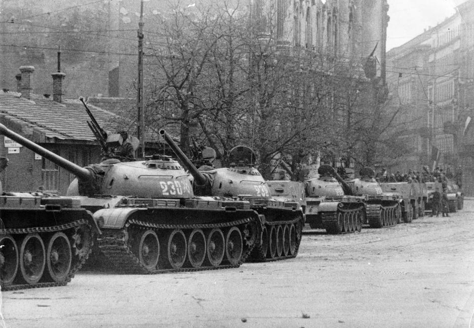 Panzer der Roten Armee umringen am 12. November 1956 das Parlament in Budapest (Bild: Jack Esten/Picture Post/Hulton Archive/Getty Images)