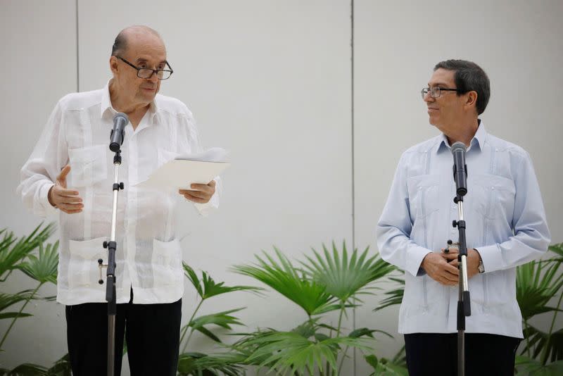 El ministro de Relaciones Exteriores de Cuba, Bruno Rodríguez, escucha al ministro de Relaciones Exteriores de Colombia, Álvaro Leyva, durante una conferencia de prensa en La Habana