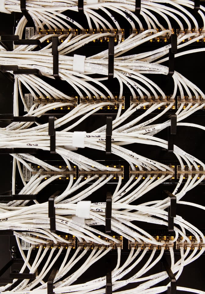 Imagen de los switches de Ethernet que conectan la red de instalaciones. Gracias a ellos, pueden comunicarse con los principales mecanismos de control del sistema de enfriamiento los centros de datos (Google)