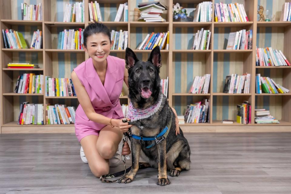 蘇宗怡和退休犬。（圖／TVBS）