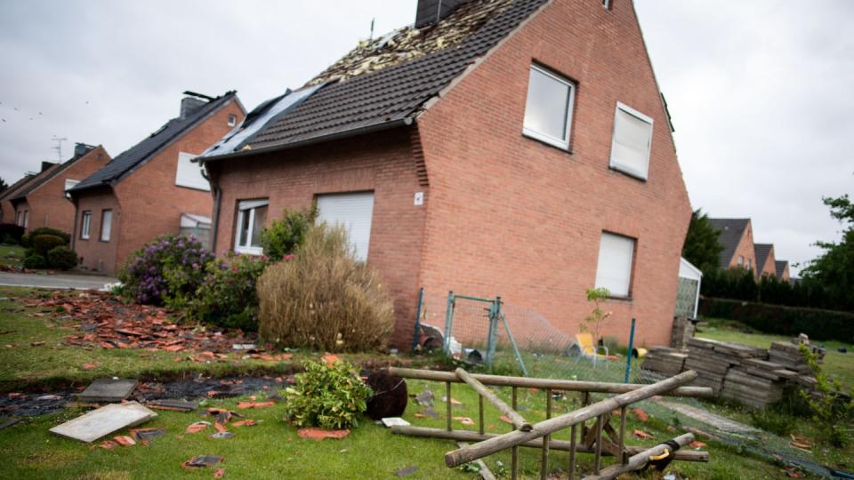 Hausbesitzer müssen ihrem Versicherer beweisen können, dass ein Wirbelsturm für den Schaden verantwortlich war. Deshalb empfiehlt es sich, ihn möglichst gleich nach dem Tornado zu kontaktieren und Belege vorzulegen. Foto: Marius Becker