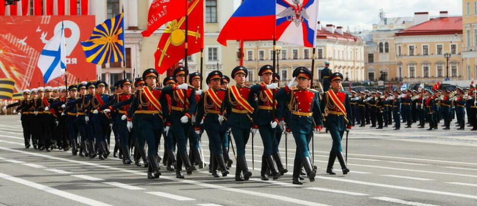 Des militaires lors du défilé du 9 mai marquant le 77e anniversaire de la victoire sur l'Allemagne nazie pendant la Seconde Guerre mondiale, à Saint-Pétersbourg, en Russie. 
