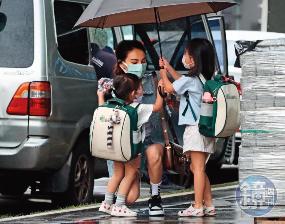 鄭雲燦曾被本刊直擊，充滿母愛地去學校接送小孩。