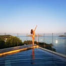 <p>Este es, hasta ahora, el último de los impresionantes posados que la brasileña ha compartido desde la mágica isla. Aparece al borde de la piscina del hotel ME Ibiza presumiendo de figura y contemplando unas espectaculares vistas del Mediterráneo. (Foto: Instagram / <a rel="nofollow noopener" href="http://www.instagram.com/alessandraambrosio/" target="_blank" data-ylk="slk:@alessandraambrosio;elm:context_link;itc:0;sec:content-canvas" class="link ">@alessandraambrosio</a>). </p>