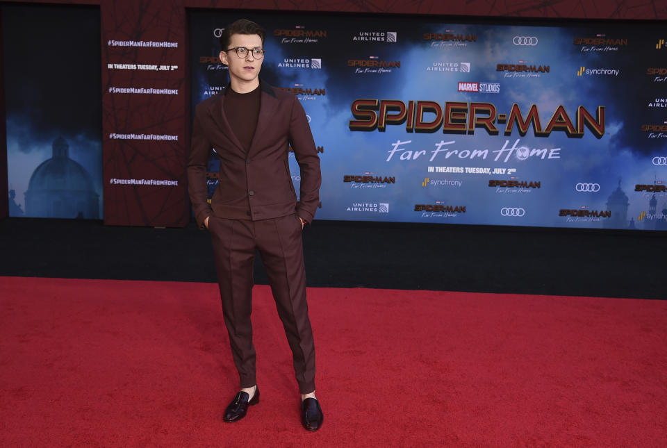 El protagonista de 'Spider-Man: Far From Home' también acaparó buena parte de los focos tras llegar a la alfombra roja con gafas y vestido con un traje color vino de Ermenegildo Zegna. (Foto: Jordan Strauss / AP)