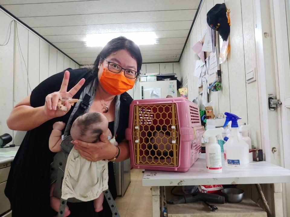 香片與新飼主合影。   圖：新北市動保處提供