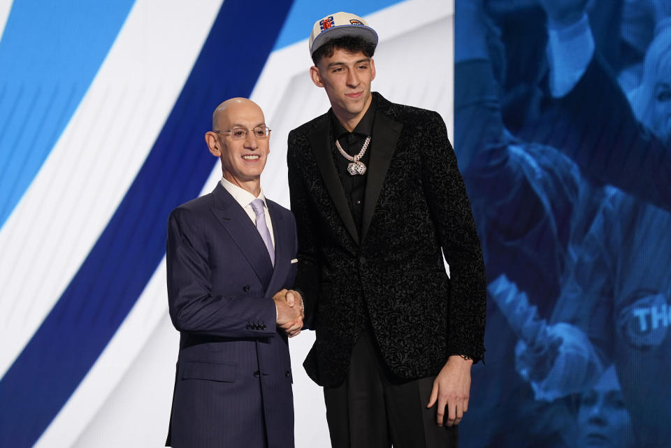 Chet Holmgren posa con el comisionado de la NBA Adam Silver tras convertirse en la segunda selección del Draft del Thunder de Oklahoma City el jueves 23 de junio del 2022. (AP Foto/John Minchillo)