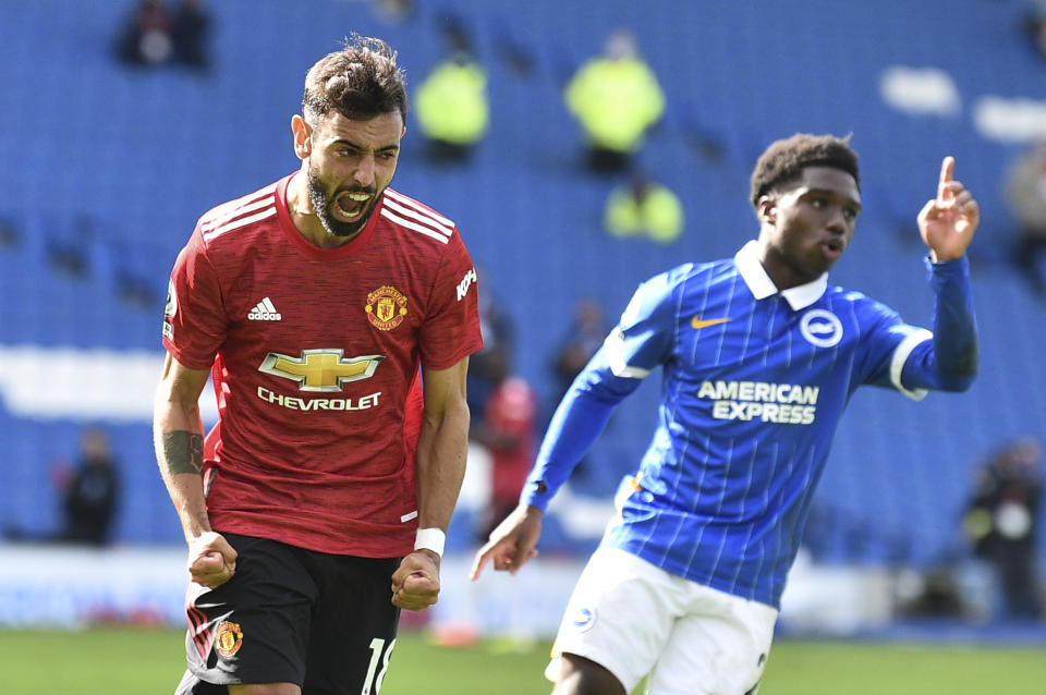 Bruno Fernandes del Manchester United celebra luego de anotar el tercer gol de su equipo durante el juego de la Liga Premier ante el Brighton Hove Albion, el sábado 26 de septiembre de 2020, en Brighton, Inglaterra. (Glyn Kirk/Pool via AP)