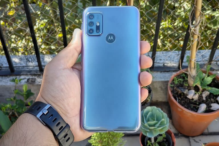 La funda transparente de silicona deja lucir el color tornasolado Lila pastel del Moto G30