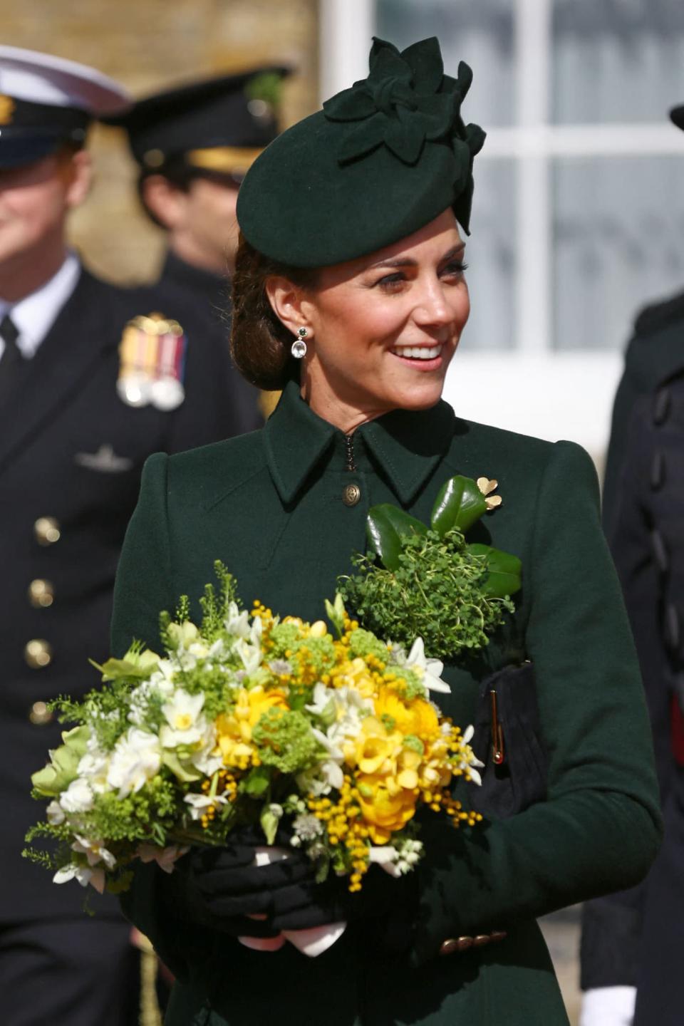 La duchesse de Cambridge présente des trèfles aux officiers et aux gardes du 1er bataillon des Irish Guards lors du défilé de la Saint-Patrick à Cavalry Barracks à Hounslow, dans l'ouest de Londres, le 17 mars 2019. - GARETH FULLER / POOL / AFP