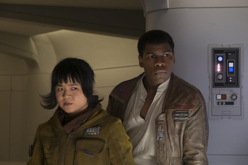 <p>Das wichtigste und gehypteste Gesicht im Netz ist zweifelsohne das der Technikerin Rose, gespielt von Kelly Marie Tran, hier links im Bild. Viel ist über ihre Figur nicht bekannt, außer dass sie eine wichtige Rolle übernehmen wird. Was das ist, erfahren wir im Dezember 2017. </p>