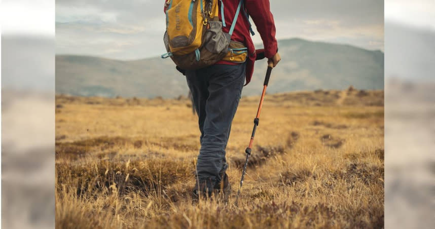 待業男被妻嗆「不工作遊手好閒」，就拿登山杖將妻子毆打致死。（圖／Unsplash）