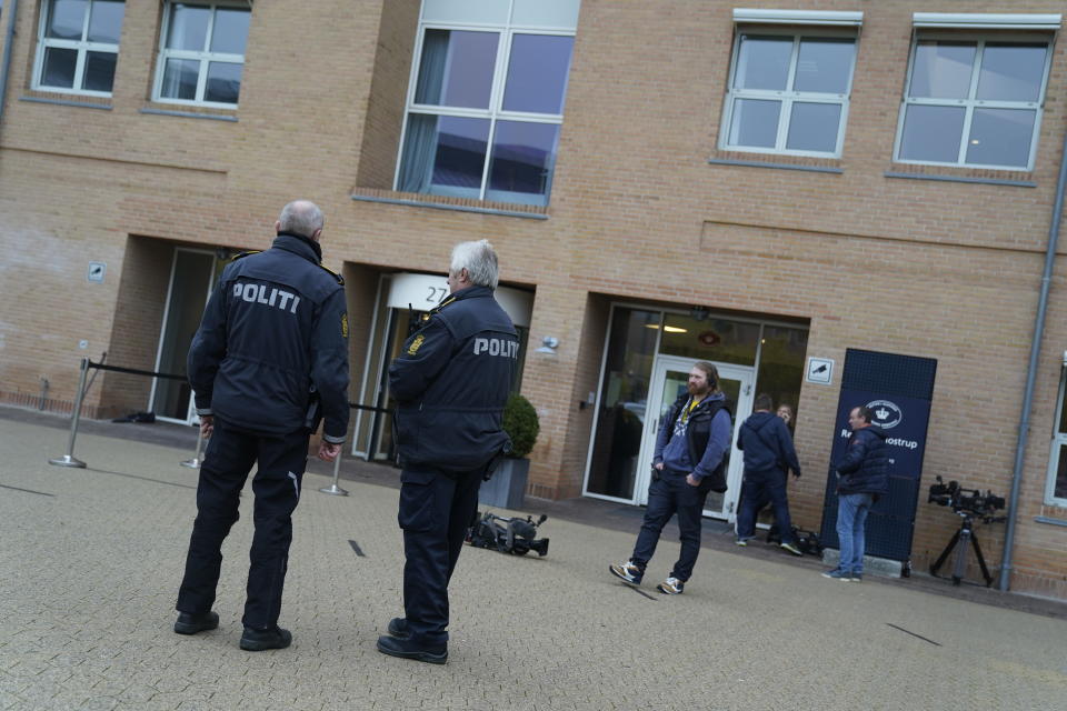 Police and journalists outside a court in Glostrup, Denmark, where convicted murderer Peter Madsen will appear after his Tuesday's escape attempt, Wednesday morning, Oct. 21, 2020. A Danish man convicted of torturing and murdering a Swedish journalist on his homemade submarine made a brief escape from a suburban Copenhagen prison on Tuesday. (Photo: Liselotte Sabroe / Scanpix 2020)