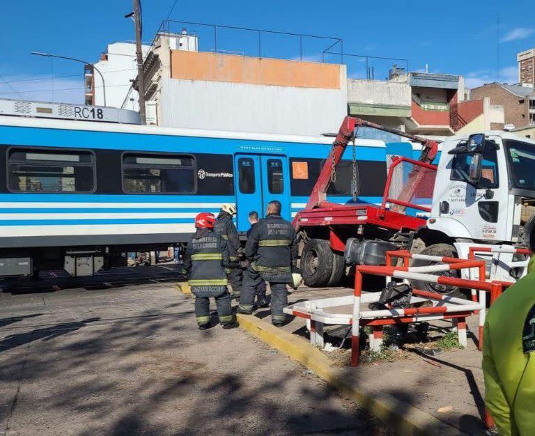 Personal de Bomberos tuvo que liberar al conductor del camión, que quedó atrapado