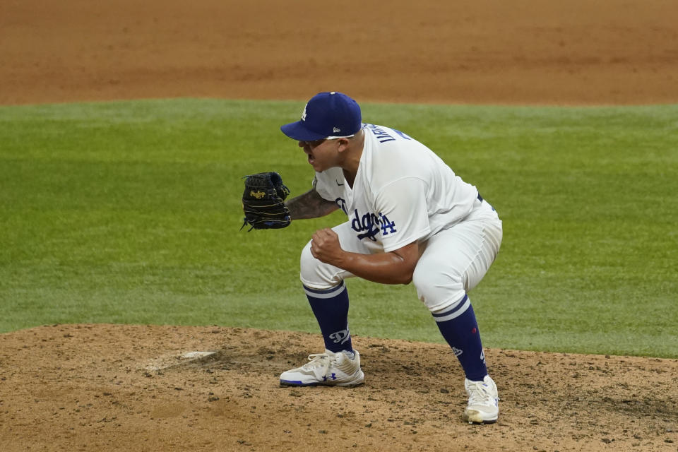 El mexicano Julio Urías, pitcher de los Dodgers de Los Ángeles, festeja luego de sacar el último out de la Serie Mundial paa vencer a los Rays de Tampa Bay, el martes 27 de octubre de 2020, en Arlington, Texas (AP Foto/Tony Gutiérrez)