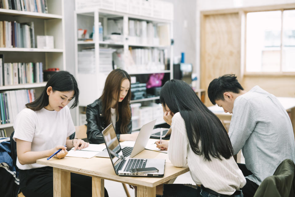 人力銀行調查，近半數大學生出現超出正常範圍的負面情緒，主要負面情緒來自未來職涯規劃、學校課業、擔憂經濟等。示意圖／Getty Images