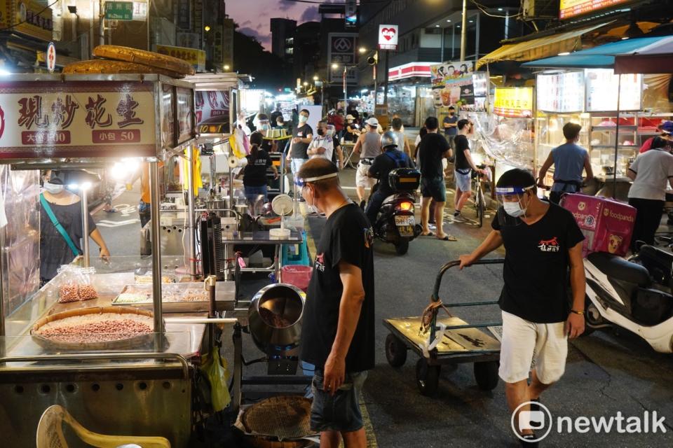 好食券將於10/8起開放使用，餐飲、夜市等接受電子支付的店家都可使用。(圖為萬華廣州街夜市)。   圖：張良一/攝（資料照）