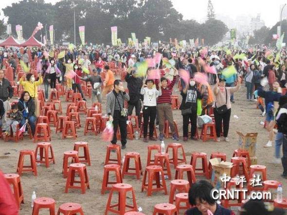 民進黨5日下午在台南舉行造勢大會，蔡英文甫致詞結束，還沒離場，會場後方已有大批群眾離場。（圖文／中評社）