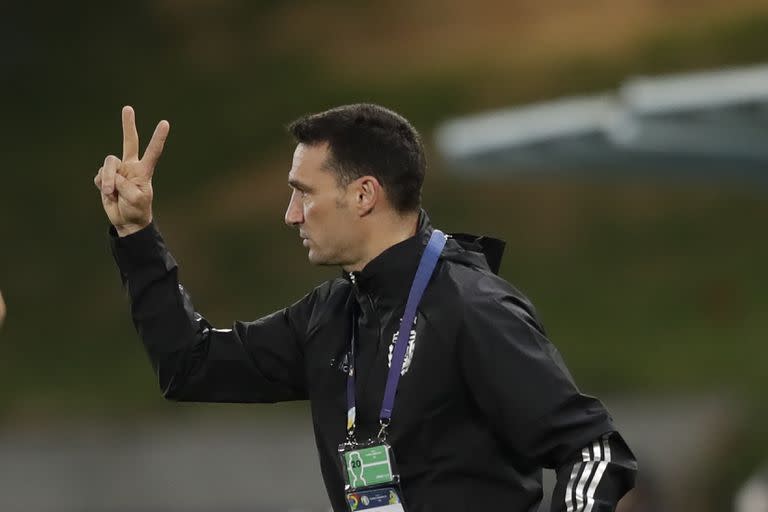 El entrenador de Argentina, Lionel Scaloni, prepara el equipo para el partido del sábado.