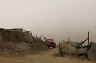 A tanker truck supplies water to the residents of Nueva Union shantytown in Villa Maria del Triunfo district of Lima, Peru, May 4, 2018. REUTERS/Mariana Bazo