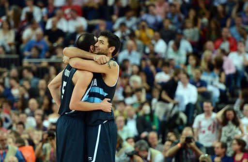 Los argentinos Emanuel Ginóbili (I) y Carlos Delfino (D) celebran tras vencer a Brasil en los cuartos de final de básquet de Londres-2012, el 8 de agosto. (AFP | timothy a. clary)