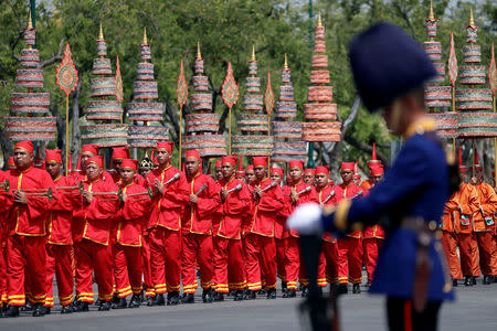 A royal guard bows during a procession to transfer the royal relics and ashes of Thailand's late King Bhumibol Adulyadej from the crematorium to the Grand Palace in Bangkok, Thailand, October 27, 2017. REUTERS/Damir Sagolj