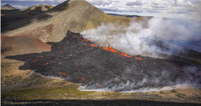 冰島法格拉達爾火山噴發，許多遊客前往當地欣賞美景。（圖／達志／美聯社）