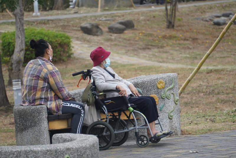 侯友宜今天提出政見，80歲以上長者不須巴氏量表，可直接申請看護移工。勞動部說，有待商榷，但會持續檢討申請相關條件。（中央社資料照）