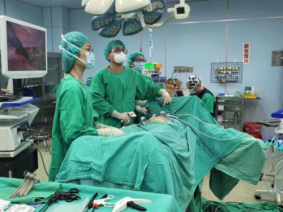 新營醫院外科醫師陳秉澤(圖中)執行腹腔鏡手術。（醫院提供）