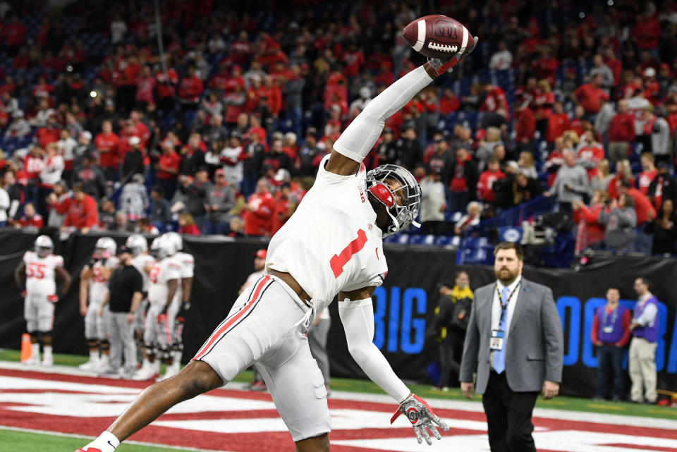 Ohio State cornerback Jeff Okudah makes a one-handed catch as he warms up for the Big Ten championship game against Wisconsin on Dece. 7, 2019, at Lucas Oil Stadium in Indianapolis, Indiana. (Photo by Michael Allio/Icon Sportswire via Getty Images)