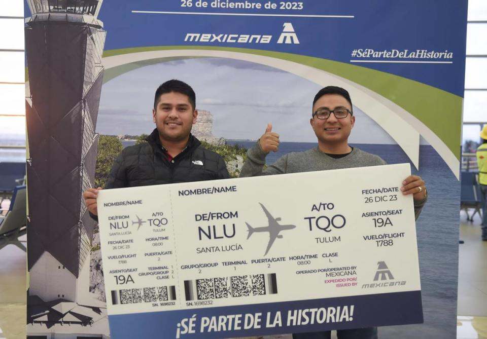 Photograph of two passengers of Mexicana de Aviación airline the day the airline resumed flying on Dec. 26, 2023.