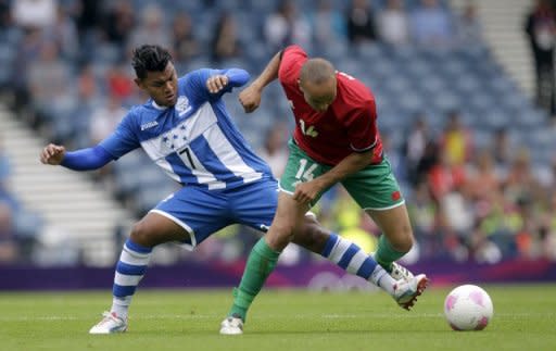 El hondureño Mario Martínez (izq) y el marroquí Housine Kharja pelean por el balón este jueves, en el partido entre ambas selecciones disputado en el Hampden Park de Glasgow, en el marco de los Juegos Olímpicos de Londres (2-2) (AFP | Graham Stuart)