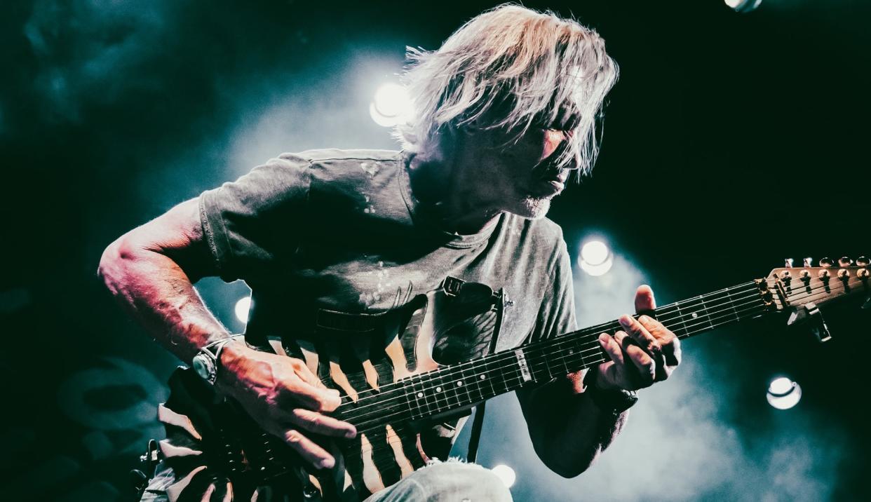  George Lynch performs onstage. 